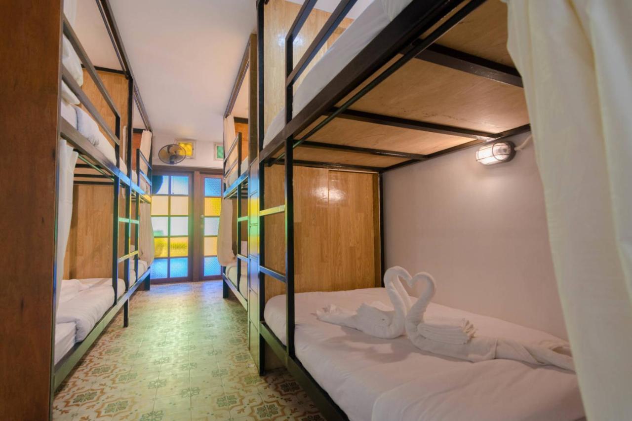 Bed At Beach Hostel Phuket Buitenkant foto