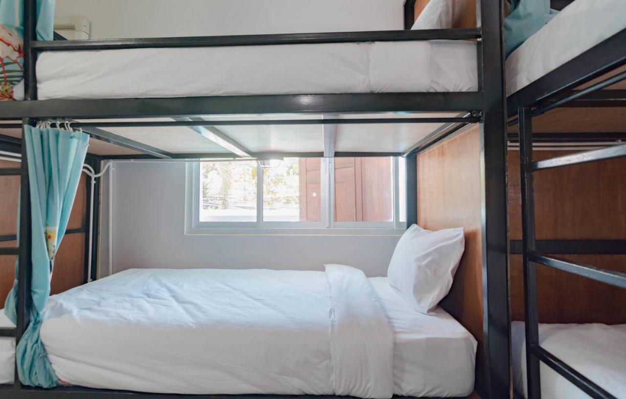 Bed At Beach Hostel Phuket Buitenkant foto