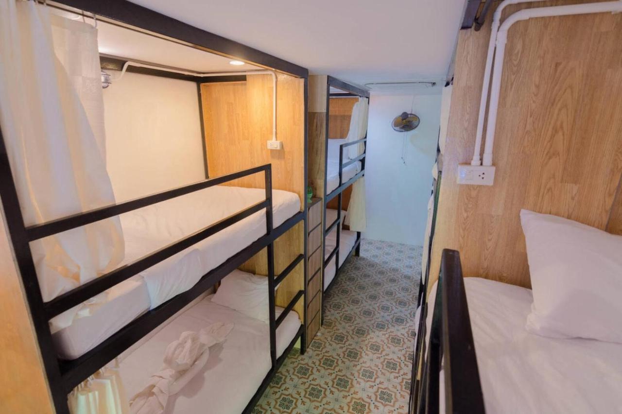 Bed At Beach Hostel Phuket Buitenkant foto